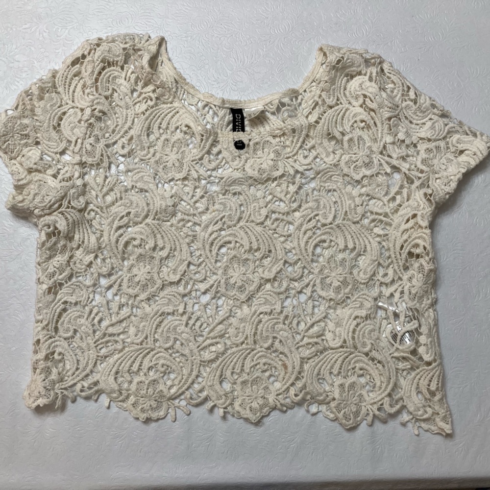H & M lace crop top